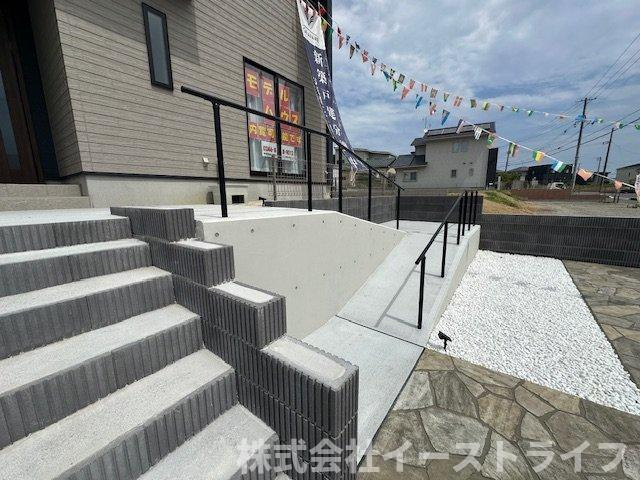 【新築戸建】　いわき市泉もえぎ台3期のその他|1号棟写真　駐車場から玄関までスロープがあるので、ベビーカーなどの移動がスムーズです。