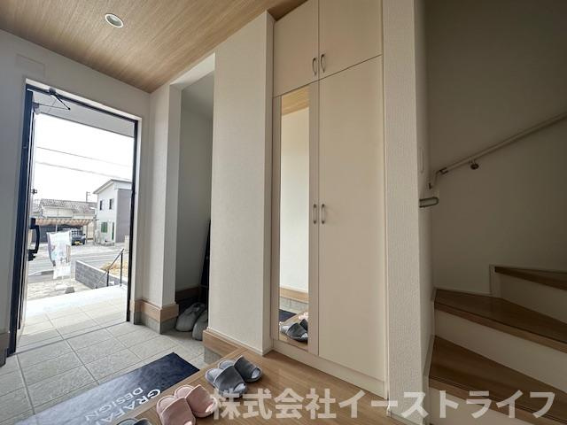 【新築戸建】　いわき市泉もえぎ台3期の玄関|1号棟写真　姿見があり、お出かけ前の身だしなみチェックにも役立ちます♪