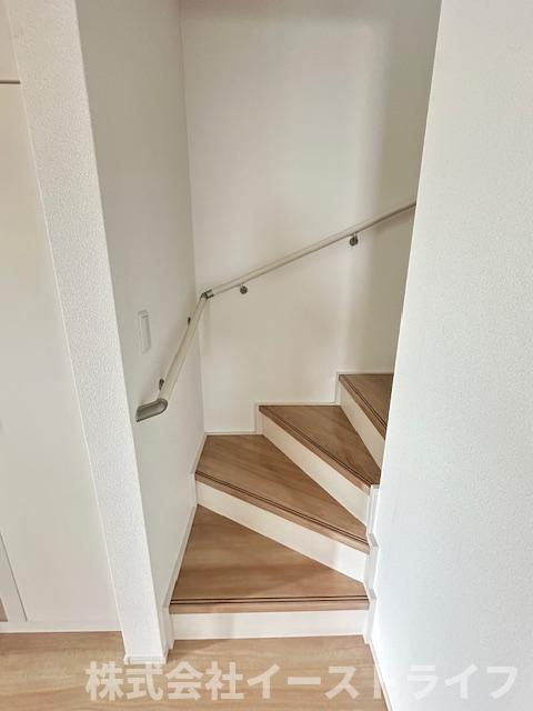 【新築戸建】　いわき市泉もえぎ台3期の内装|1号棟写真　階段には手すりが付いていて安心です
