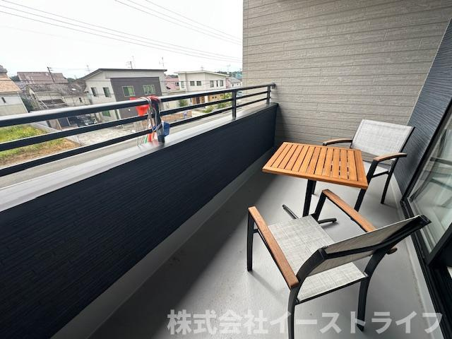 【新築戸建】　いわき市泉もえぎ台3期のバルコニー|1号棟写真　バルコニーに簡易的なイスやテーブルを置いてお月見をしたり、日差しがやわらかい時には読書を楽しんだりも◎