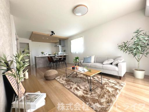 【新築戸建】　いわき市泉もえぎ台3期の居間・リビング|1号棟写真　ご家族との団欒をするのにぴったりのスペースです。