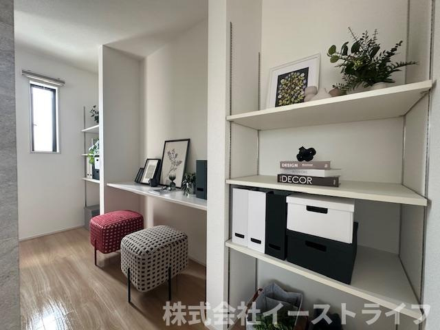 【新築戸建】　いわき市泉もえぎ台3期のその他|1号棟写真　リビング脇にサービスルームが設置されており、お子様の宿題スペース、ワークスペース、読書スペースなど自由にお使いいただけます。