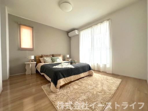 【新築戸建】　いわき市泉もえぎ台3期の寝室|1号棟写真　洋室は和室と比べて家具を置いたり敷物を敷いたりと、カスタマイズ性が高いので、自分の好みの部屋にしやすいです。