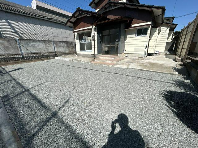 八代市古閑浜町の中古一戸建の駐車場|普通車並列２台・軽自動車２台の計４台駐車可能です。