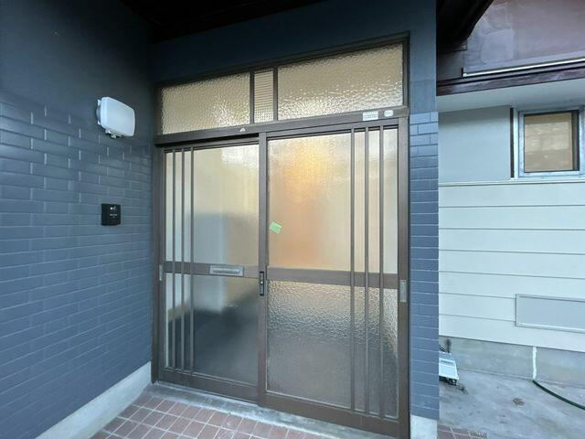 八代市古閑浜町の中古一戸建の玄関|玄関回りの塗装・玄関照明・ドアホン設置・鍵交換を行いました。