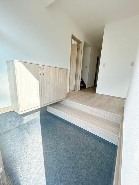 八代市古閑浜町の中古一戸建の玄関|玄関ホールの写真です。照明器具設置・シューズボックスも新設しています。