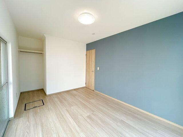 八代市古閑浜町の中古一戸建の洋室|１階６帖洋室の写真です。フロア張替、クロス張替、オープンクローゼット新設、火災報知器・照明器具設置を行いました。