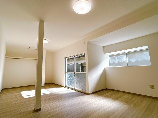 八代市古閑浜町の中古一戸建の洋室|１階東側１０．５帖洋室の写真です。オープンクローゼット新設、フロア張替、クロス張替、火災報知器・照明器具設置を行いました。
