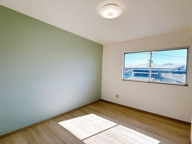八代市古閑浜町の中古一戸建の洋室|２階６帖洋室の写真です。オープンクローゼット新設、フロア張り、クロス張替え、照明器具・火災報知器設置を行いました。