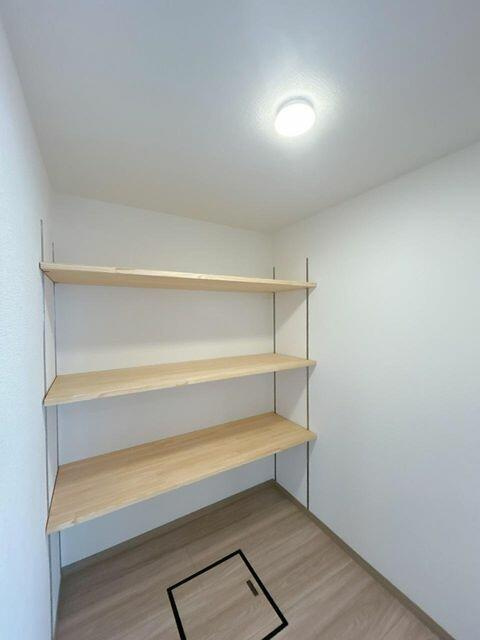 八代市古閑浜町の中古一戸建の収納|パントリーには可動棚の設置と入り口にはロールカーテンを設置しています。リビングから中が見えない工夫をしています。