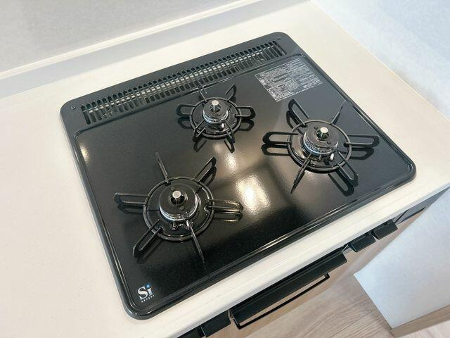 八代市古閑浜町の中古一戸建のキッチン|キッチンは３口コンロで同時調理が可能。お手入れ簡単なコンロなのでうっかり吹きこぼしてもお掃除ラクラクです。