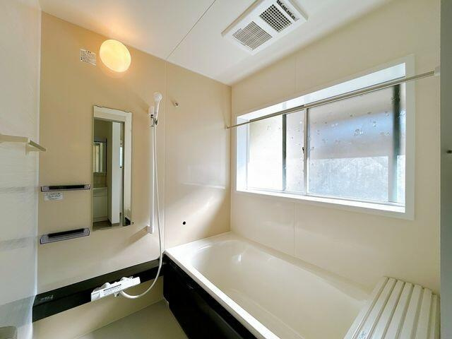 八代市古閑浜町の中古一戸建の浴室|足を伸ばせる１坪サイズの広々とした浴槽です。１日の疲れをゆっくり癒すことができます。