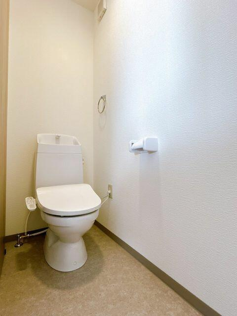 八代市古閑浜町の中古一戸建のトイレ|トイレは新品交換しました。直接肌に触れる部分なので新品が嬉しいですよね。