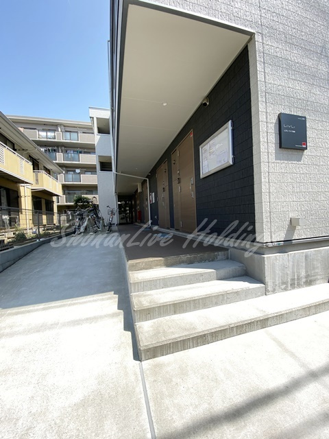 藤沢市円行１丁目の賃貸マンションのエントランス
