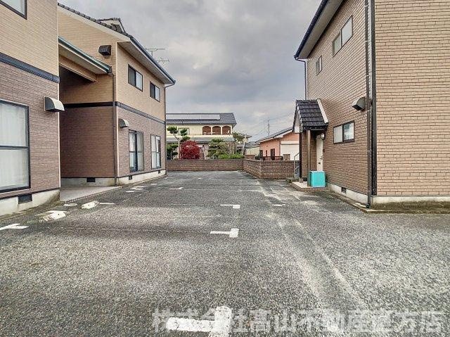 直方市大字植木のアパートの駐車場