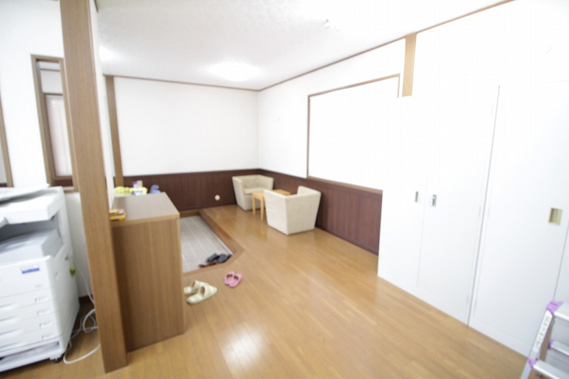 龍ケ崎市緑町の事務所の玄関|収納もある玄関です