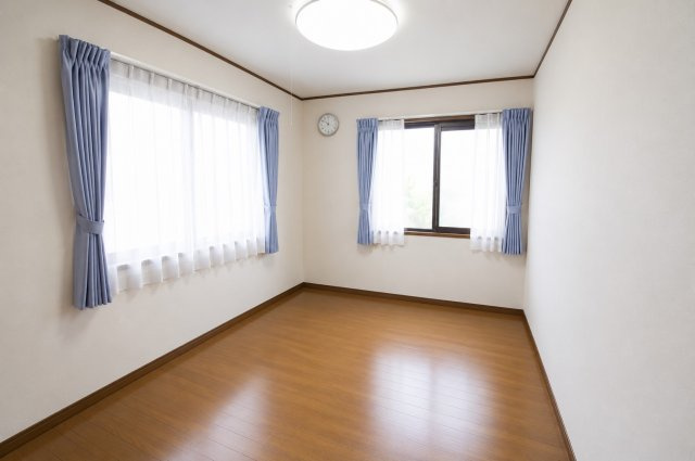 龍ケ崎市緑町の事務所の内装|明るい色調の室内です