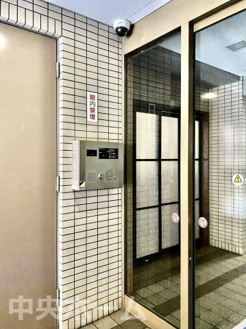 コスモ向島の防犯設備|【オートロック】オートロックシステムでセキュリティ充実。当たり前ですが、安全で安心して暮らすのって大事ですよね。お探しのご条件でオートロック付きの物件を探す方も多いですがやはりセキュリティは大事です。