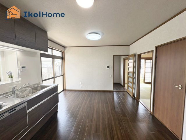 神戸市西区宮下２丁目　中古戸建のキッチン|【ホームページに現地動画掲載中】●年中無休：当日予約可●キッチンには小窓があり光が入り明るいです！