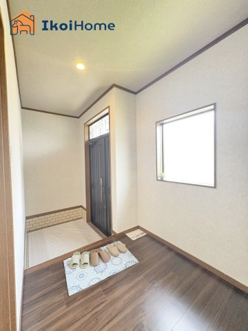 神戸市西区宮下２丁目　中古戸建の玄関|【ホームページに現地動画掲載中】●年中無休：当日予約可●玄関に窓があるので光が入り明るい空間です！