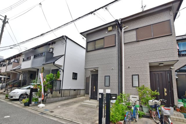 尼崎市長洲中通2丁目中古戸建│3LDK＋駐車1台可の外観|JR尼崎駅徒歩9分。大阪・三宮へ快適アクセスの好立地です！
生活に便利な施設も徒歩圏内に充実した環境で新生活を始めませんか？