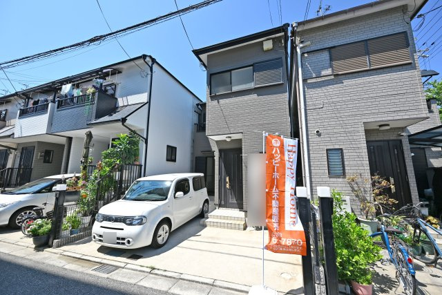 尼崎市長洲中通2丁目中古戸建│3LDK＋駐車1台可の外観|・3LDK+駐車駐輪可
・LDK13.4帖・洋室5.0帖・洋室5.3帖・洋室5.4帖
・全居室収納スペース有
整形地に建つ、ゆとりある住まい。暮らしやすさを実感できる中古戸建です◎