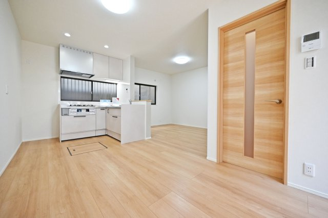 尼崎市長洲中通2丁目中古戸建│3LDK＋駐車1台可の居間・リビング|木目を取り入れた温かみのある内装のLDKです。落ち着いた雰囲気で、家族みんなが心地よく過ごせそうな空間です。