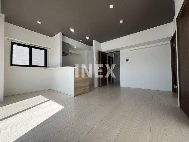 横浜市神奈川区大口通の賃貸マンションの居間・リビング