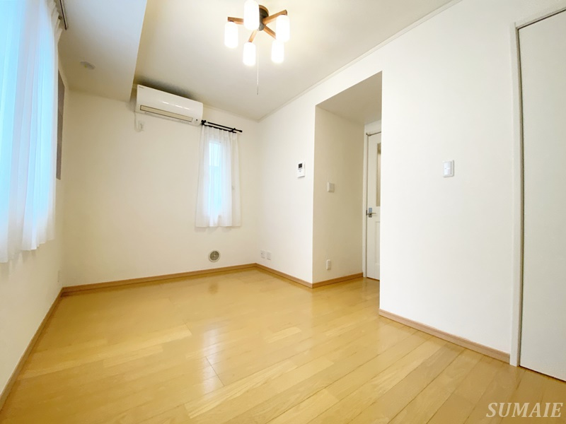 北区田端新町２丁目のアパートの居間・リビング|2面採光の角部屋☆