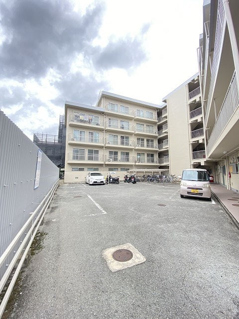 市隆ハイツ塚口の駐車場