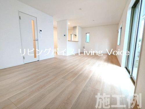 【居間・リビング】 | 【仲介手数料０円】秦野市清水町第1　新築一戸建て　 | 秦野市清水町第1　新築一戸建て　