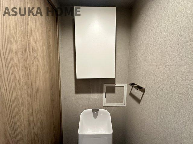 日神パレステージ鴨居の収納|中から物を取り出しやすいの吊戸棚やタオルかけも設置済みの充実のトイレ設備です。