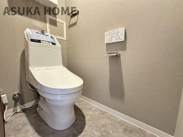日神パレステージ鴨居のトイレ|新規交換済！温水洗浄便座のトイレ設備です。