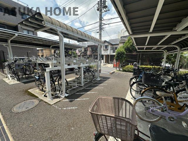 日神パレステージ鴨居のその他共用部分|大切な自転車を雨から守ってくれる屋根付きの駐輪スペースです。