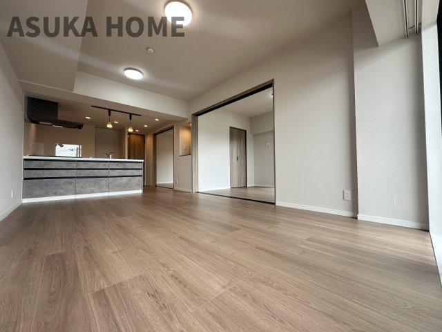 日神パレステージ鴨居の居間・リビング|LDKと隣接した洋室は、リビングを広く使う事もできるので汎用性が高い間取りになってます。