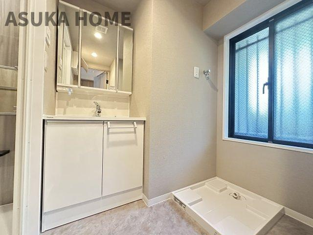 日神パレステージ鴨居の独立洗面台|湿気がこもりがちな場所に有ると嬉しい窓付きの洗面所！マンションには珍しい設備ですよ。