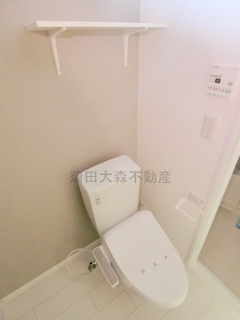 フラシア新蒲田のトイレ|棚と温水洗浄便座付きのトイレ　
