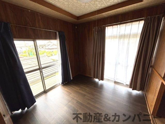 福角町の中古のおうち　松山市福角町中古戸建の洋室|使い勝手のいい洋室です