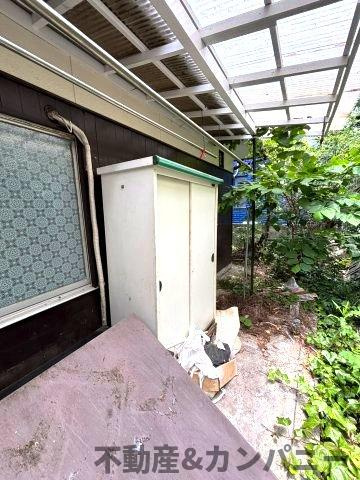 福角町の中古のおうち　松山市福角町中古戸建の庭|物置があります。