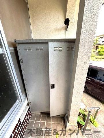 福角町の中古のおうち　松山市福角町中古戸建の玄関|玄関外には物置があります。
