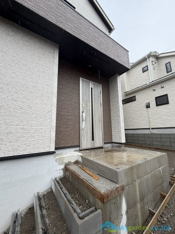 伊勢原市東大竹　新築戸建　全5棟2号棟の玄関