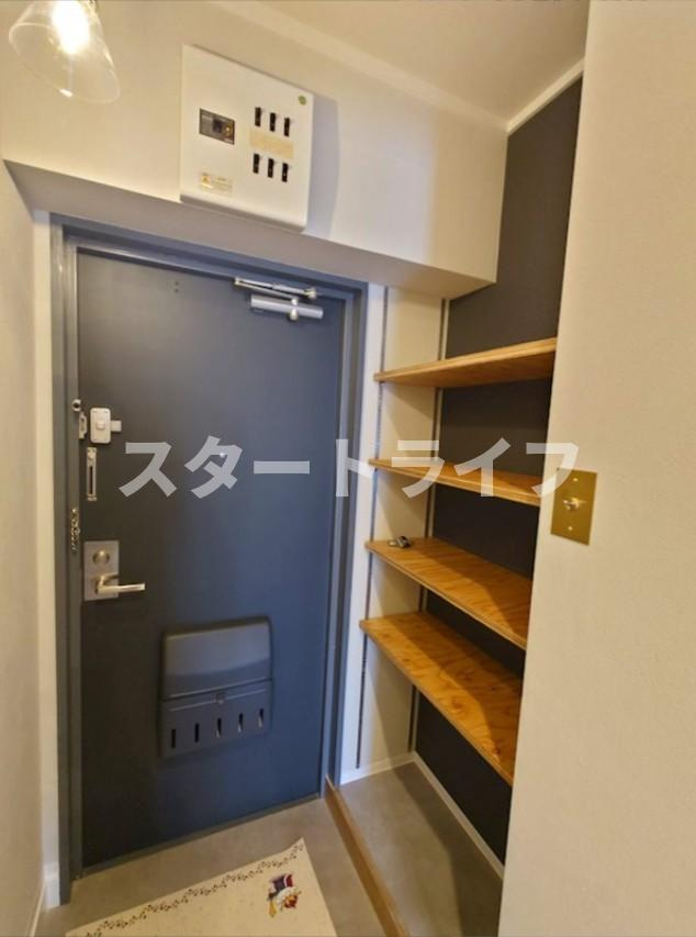 大阪市淀川区東三国５丁目の賃貸マンションの玄関