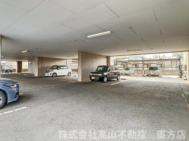 直方市大字山部の賃貸マンションの駐車場