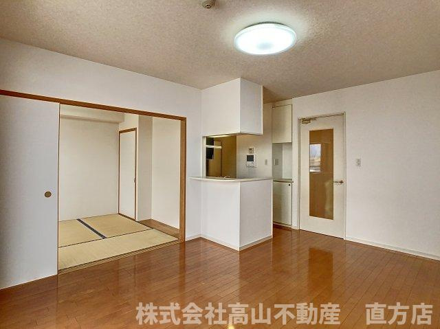 直方市大字山部の賃貸マンションの居間・リビング