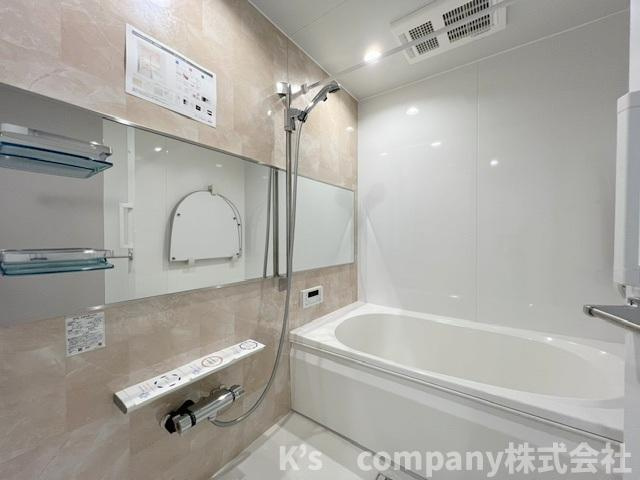 ◎茅ヶ崎市今宿　コスモ茅ヶ崎プレシオ　の浴室|温かみのある色合いのアクセントパネルが使用されていて、心地の良い空間です◇