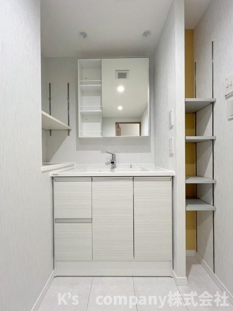 ◎茅ヶ崎市今宿　コスモ茅ヶ崎プレシオ　の独立洗面台|小物収納が充実している独立洗面台◇