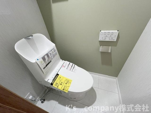 ◎茅ヶ崎市今宿　コスモ茅ヶ崎プレシオ　のトイレ|アクセントクロスが狭い空間に奥行きを感じさせてくれます☆
