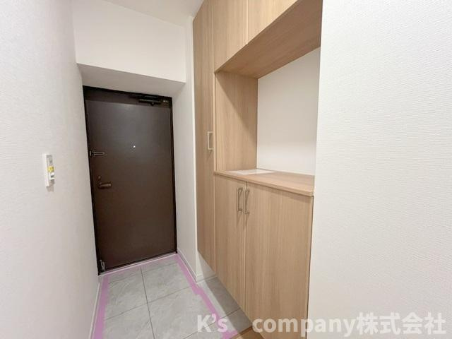 ◎茅ヶ崎市今宿　コスモ茅ヶ崎プレシオ　の玄関|玄関横には収納力のあるシューズインクローゼット付き◇