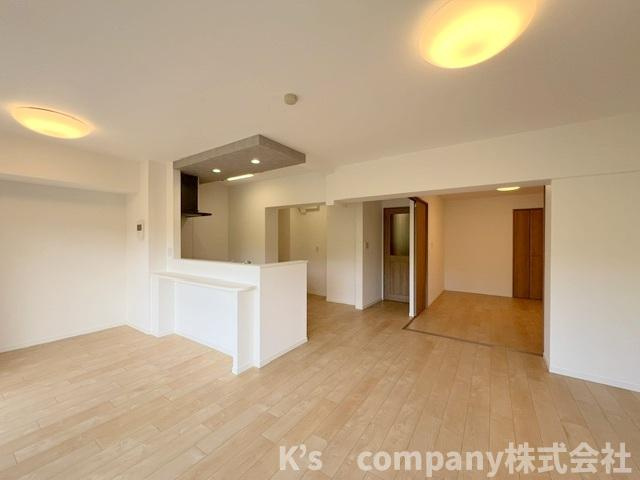 ◎茅ヶ崎市今宿　コスモ茅ヶ崎プレシオ　の居間・リビング|リビングにいるご家族との会話を楽しみながらお料理ができるカウンターキッチン☆