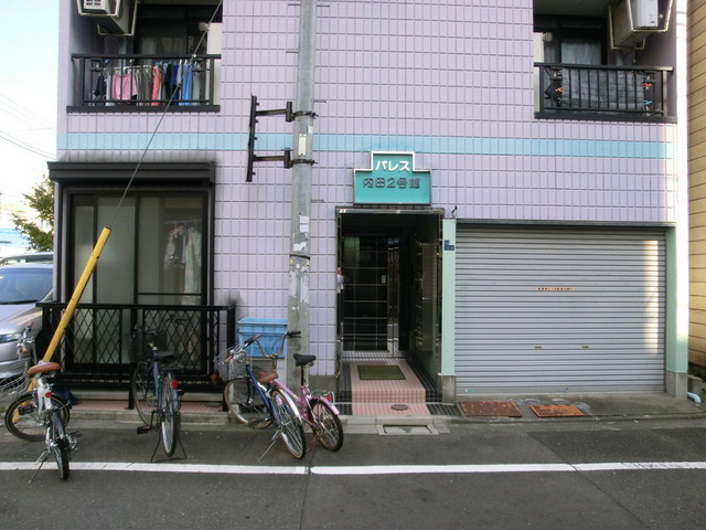 パレス内田２号館のエントランス|建物入口部分です！